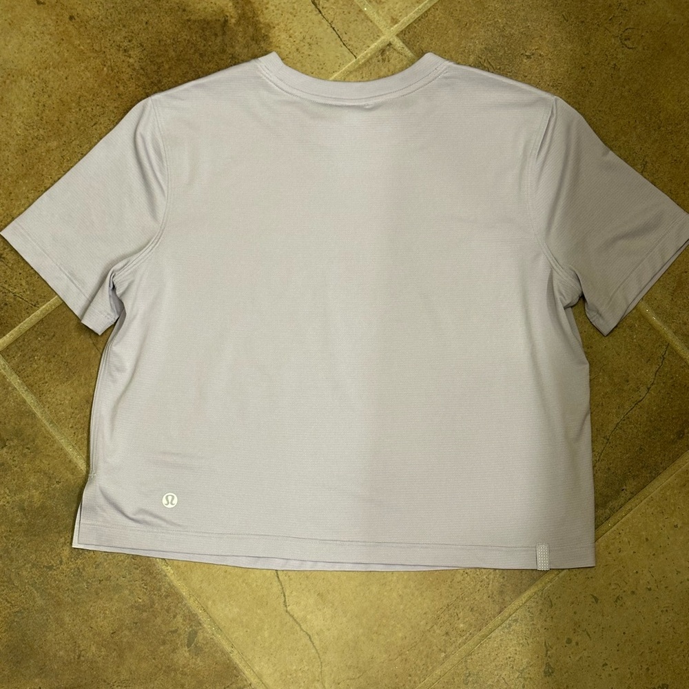 💫Lululemon Women’s Ultralight Waist-Length Tee, Light Purple, NEVER WORN! Size 4 - Picture 6 of 11